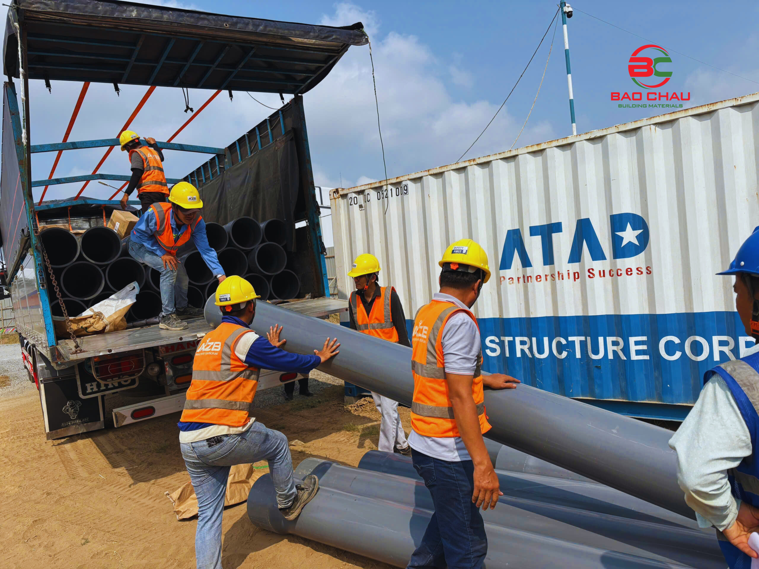 Vận chuyển ống nhựa uPVC cỡ lớn đến công trình đô thị – Bảo Châu Plastic